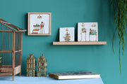 StoryTiles Chit Chatting tegeltje met illustratie van gezellig kletsen, decoratieve wandtegel in wit en blauw