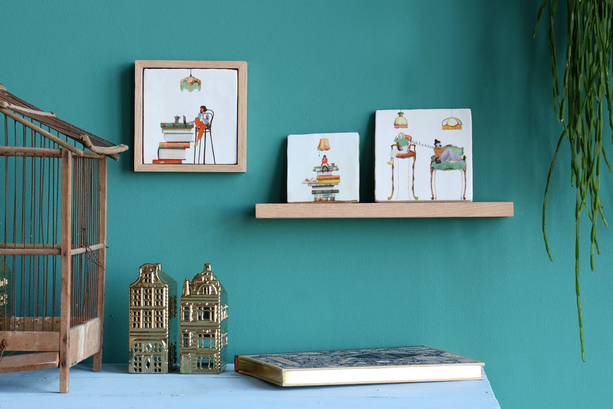 StoryTiles Chit Chatting tegeltje met illustratie van gezellig kletsen, decoratieve wandtegel in wit en blauw