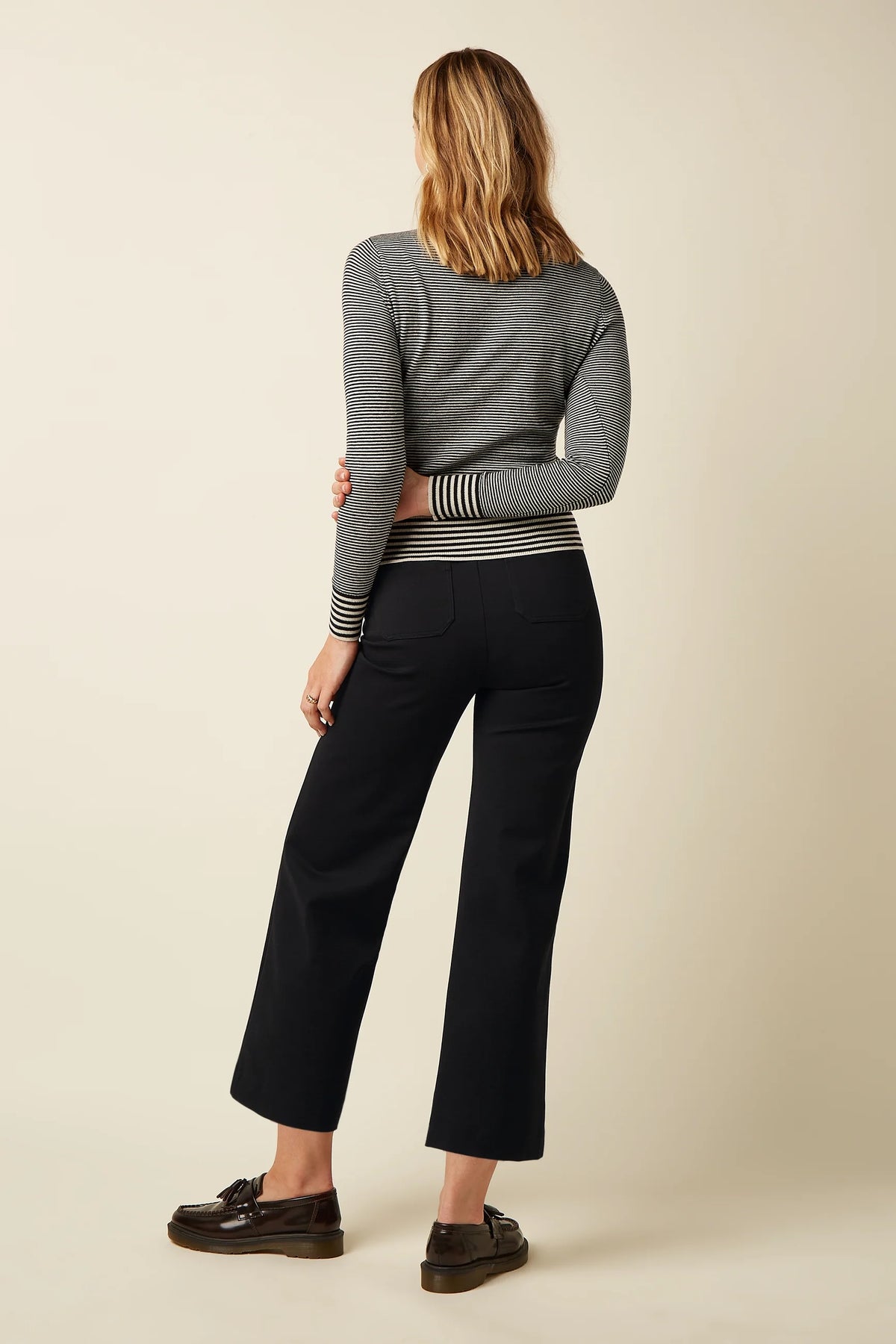 Zwarte Cinzia Pocket Pants Uni Rodeo van King Louie, casual damesbroek met zakken, gedragen door een model.