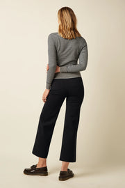 Zwarte Cinzia Pocket Pants Uni Rodeo van King Louie, casual damesbroek met zakken, gedragen door een model.