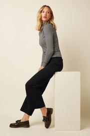 Zwarte Cinzia Pocket Pants Uni Rodeo van King Louie, casual broek met zakken en comfortabele pasvorm, gedragen door een model.
