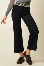 Zwarte Cinzia Pocket Pants Uni Rodeo van King Louie, rechte broek met zakken en comfortabele pasvorm, gelegen op een witte achtergrond