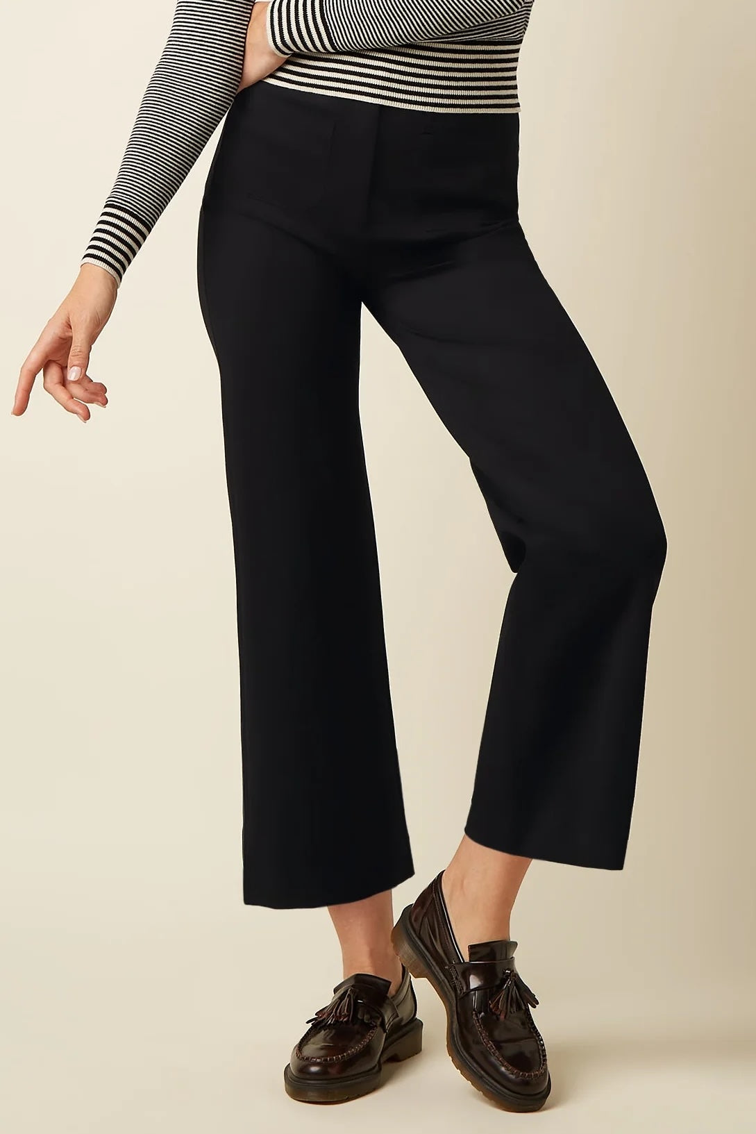 Zwarte Cinzia Pocket Pants Uni Rodeo van King Louie, rechte broek met zakken en comfortabele pasvorm, gelegen op een witte achtergrond