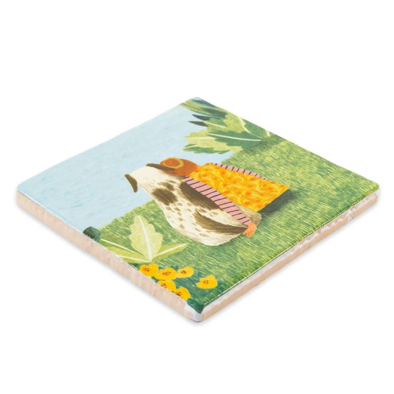 Decoratieve tegel van StoryTiles met een patroon van 10x10 cm, getoond in een close-up met kleurrijk ontwerp.