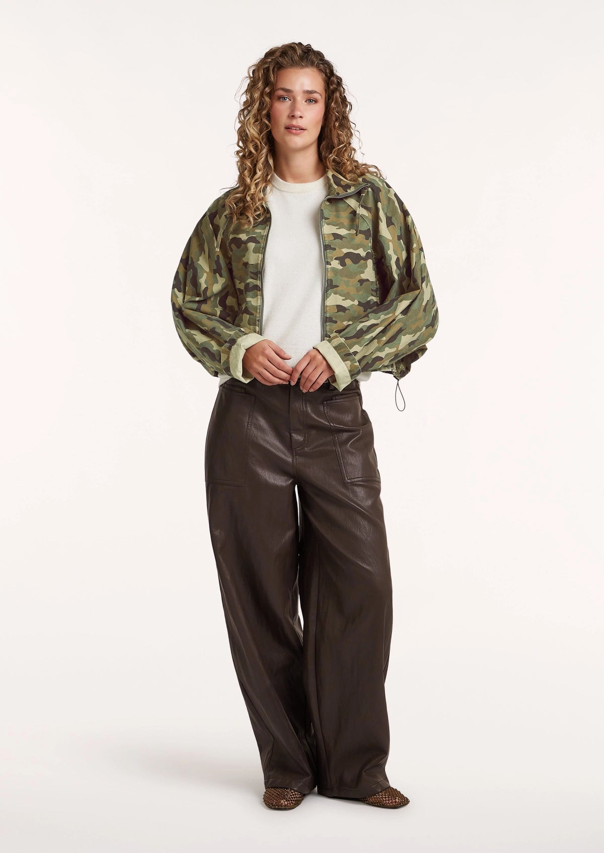 Cirlce of Trust DEMI JACKET 8360 Camo, camouflage winter jas met capuchon en rits, close-up van de jas met camouflage patroon