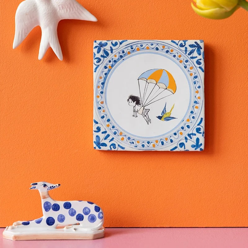 Decoratieve tegel met Droomvlucht ontwerp van StoryTiles, 10x10 cm, kleurrijk sprookjesachtig patroon op keramisch oppervlak