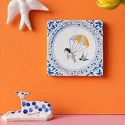 Decoratieve tegel met Droomvlucht ontwerp van StoryTiles, 10x10 cm, kleurrijk sprookjesachtig patroon op keramisch oppervlak