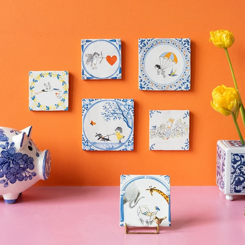Decoratieve tegel met Droomvlucht 10x10 ontwerp van StoryTiles, kleurrijk en gedetailleerd kunstwerk voor muurdecoratie