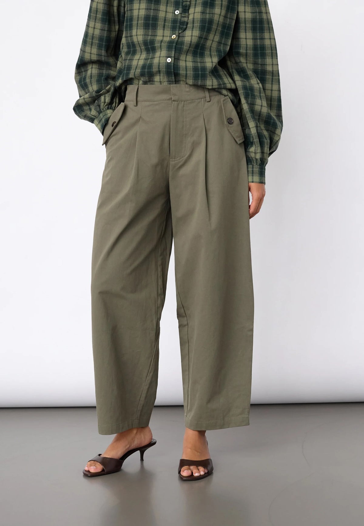 Lichte khaki edith-PA Sisterpoint tas met verstelbare schouderbanden en ritssluiting, horizontaal gestreepte details.