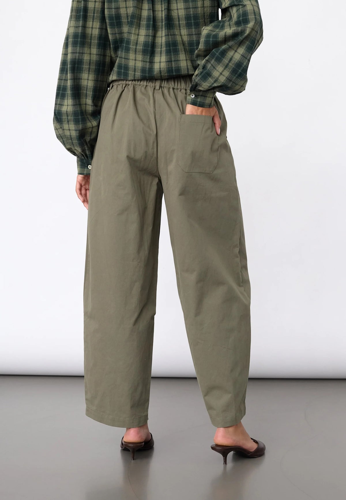 Lichaamskleurige Sisterpoint EDITH-PA khaki tas met opvallende details en stevige handvatten, zichtbaar in de afbeelding.