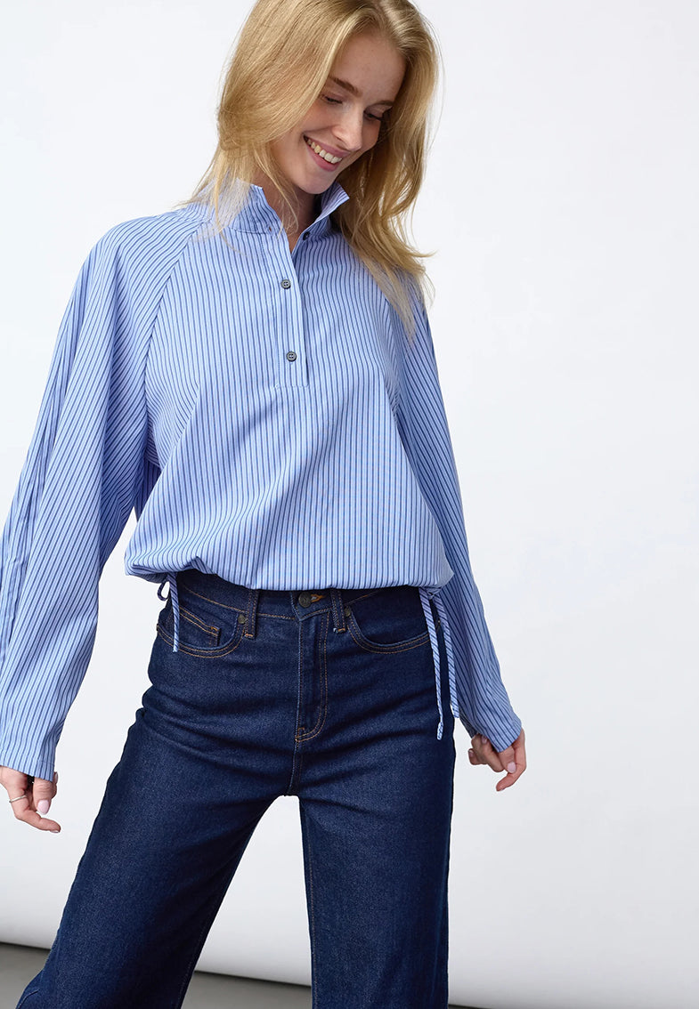 Blauwe strepen blouse van Sisterpoint, EDWIN-SH Blue Stripe, met knoopsluiting en lange mouwen, close-up van de stof en pasvorm