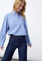 Blauwe strepen blouse van Sisterpoint, EDWIN-SH Blue Stripe, met knoopsluiting en lange mouwen, close-up van de stof en pasvorm