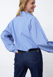 Blauwe streep EDWIN-SH jeans van Sisterpoint, close-up van de gestreepte stof en pasvorm.