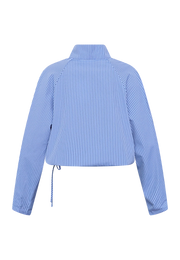 Blauwe strepen EDWIN-SH blouse van Sisterpoint met lange mouwen en knoopsluiting, gedragen door een model.