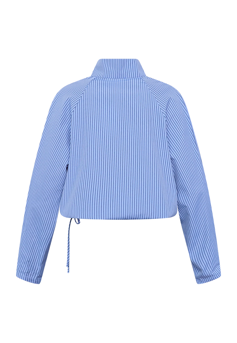 Blauwe strepen EDWIN-SH blouse van Sisterpoint met lange mouwen en knoopsluiting, gedragen door een model.