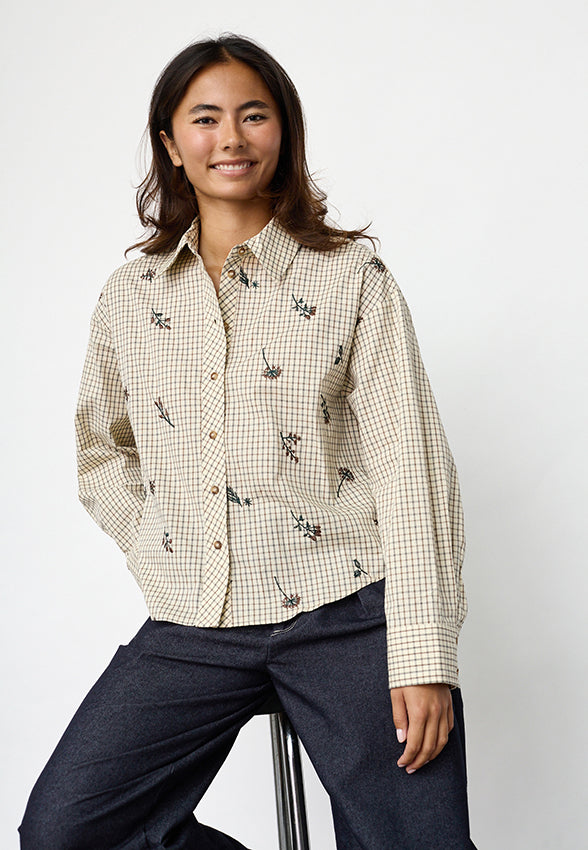 Sisterpoint ESMAE-SH Cream Check blouse met crèmekleurige en ruitpatroon, lange mouwen en knoopsluiting.