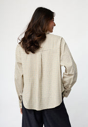 Kledingstuk van Sisterpoint, ESMAE-SH Cream Check met een beige en witte ruitprint, zichtbaar in de afbeelding.