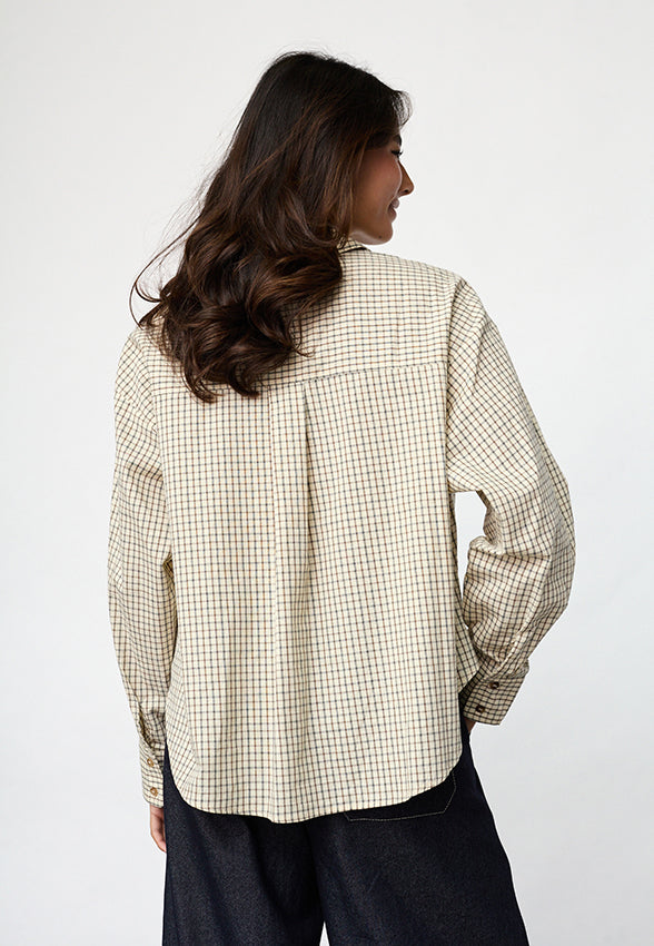 Kledingstuk van Sisterpoint, ESMAE-SH Cream Check met een beige en witte ruitprint, zichtbaar in de afbeelding.