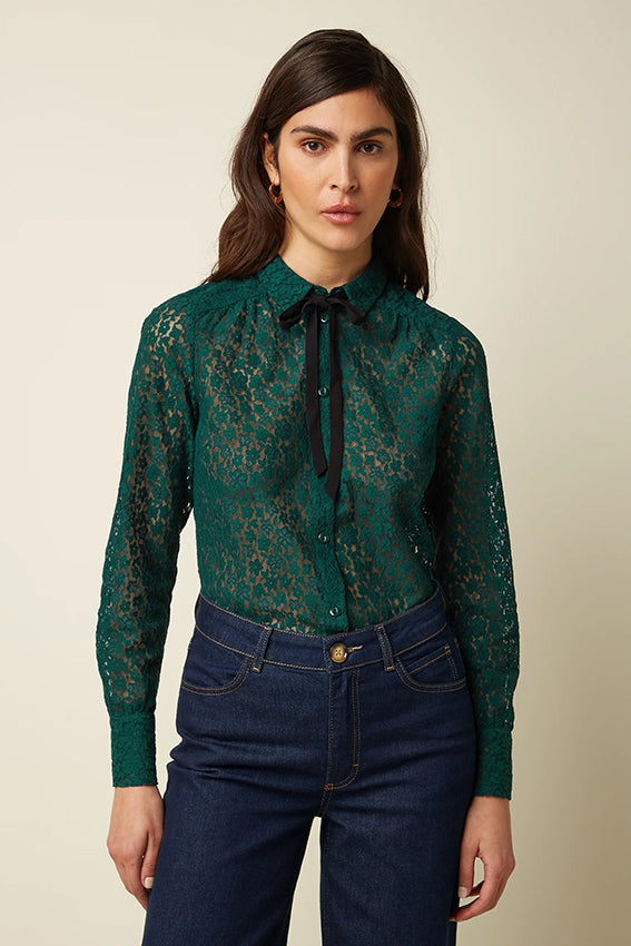 Groene Ella blouse van King Louie met kanten details, Liana Lace ontwerp, botanisch groene kleur, elegante vrouwelijke stijl
