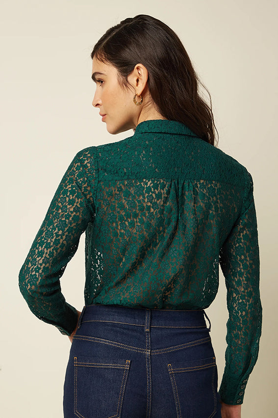 Lichtgroene Ella blouse met kanten details van King Louie, Liana Lace in botanisch groen, geschikt voor casual en elegante stijlen.