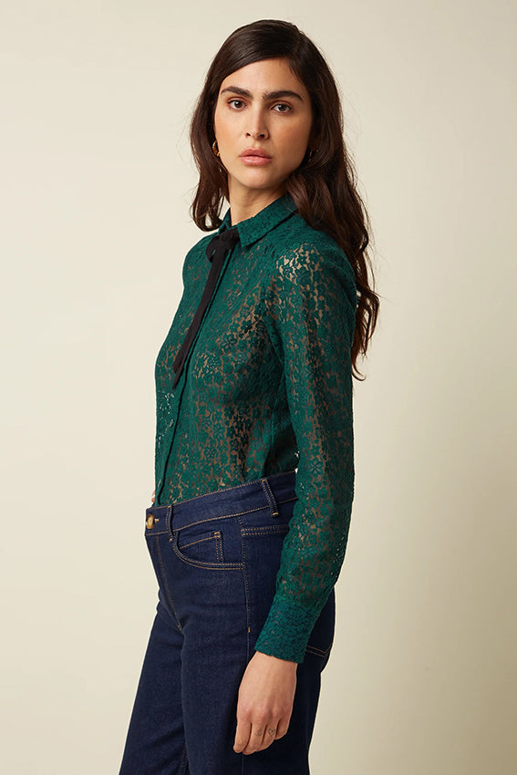 Groene Ella Blouse Liana Lace van King Louie, gedetailleerde kanten details en elegante pasvorm, zichtbaar op de afbeelding.