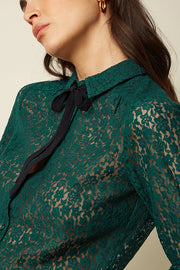 Ella blouse Liana Lace in botanisch groen van King Louie, met kanten details en een stijlvolle, elegante uitstraling.