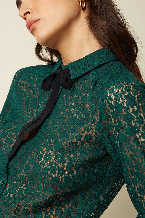 Ella blouse Liana Lace in botanisch groen van King Louie, met kanten details en een stijlvolle, elegante uitstraling.