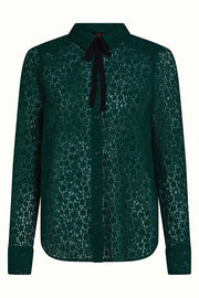 Groene Ella blouse Liana Lace van King Louie met bloemenpatroon en fijne kantdetails, te zien in de afbeelding.