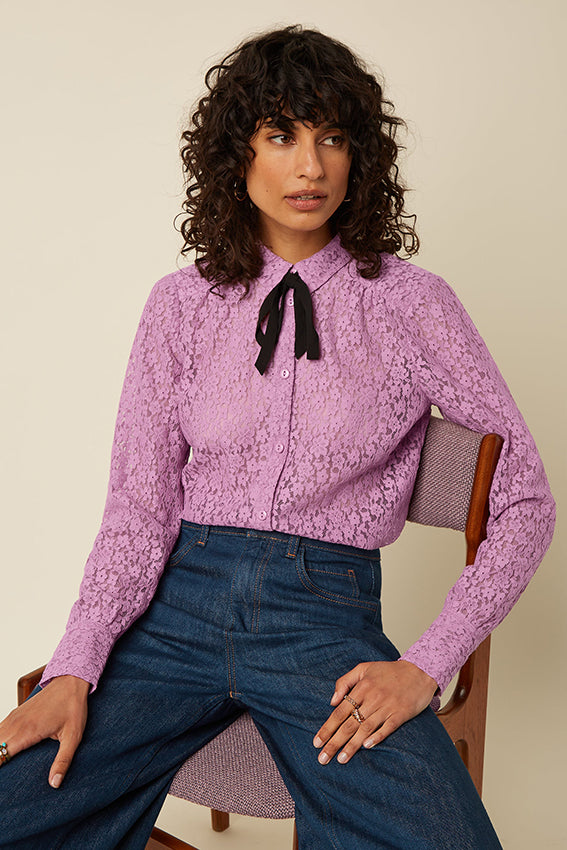 Lila Ella blouse met kanten details van King Louie, Liana Lace model in Crocus Lilac, vrouwelijke elegante top.