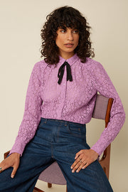 Lila Ella blouse met kanten details van King Louie, Liana Lace model in Crocus Lilac, vrouwelijke elegante top.