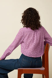 Lila Ella Blouse Liana Lace van King Louie, met delicate kanten details en een losse pasvorm, gedragen door een model.