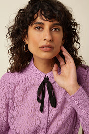 Lila Ella Blouse Liana Lace van King Louie met kanten details en lange mouwen, gedragen door een model.