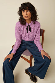 Lila Ella blouse van King Louie met kanten details en lange mouwen, gedragen door een model.