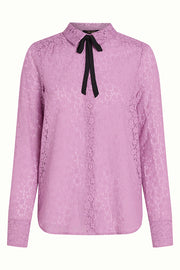 Lila Ella blouse met kantdetail van King Louie, Liana Lace model in Crocus Lilac, close-up van de stijl en materialen.