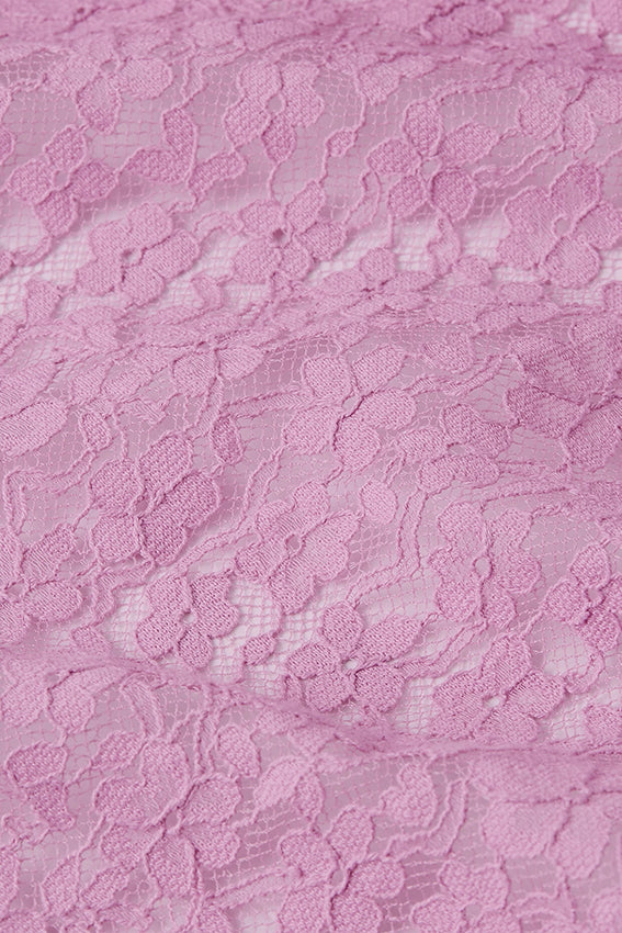 Lila Ella blouse van King Louie met kanten details en lange mouwen, gedragen door een model.