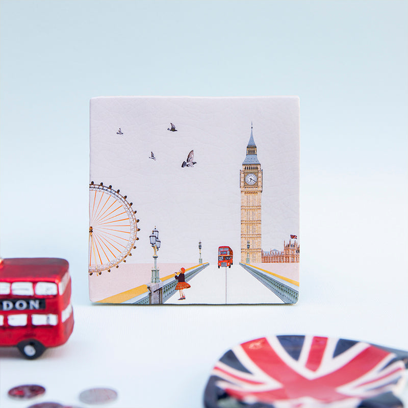 Close-up van de Eye on London tegel van StoryTiles met het ontwerp van een oog en Londen-illustratie.