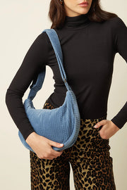 Lavende Fanny Large Bag van King Louie in corduroy met grote afmetingen en stijlvolle uitstraling, perfect voor dagelijks gebruik.