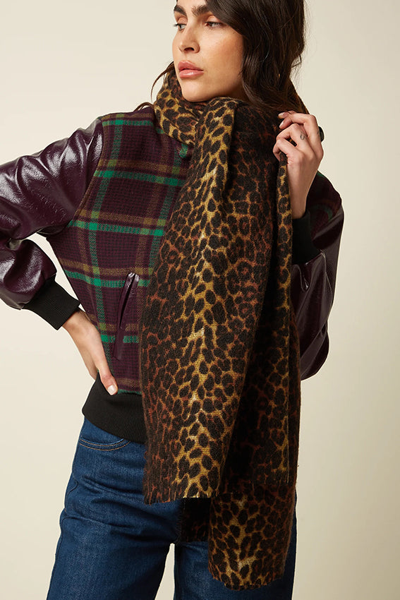 Lange oranje en cognackleurige sjaal van King Louie Fargo Scarfs 900, geweven met gedetailleerd patroon en zachte textuur
