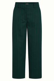 Groene Federica Dale Chevron broek van King Louie, met chevron patroon en comfortabele pasvorm, getoond op model.