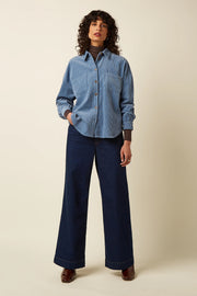Lavendrokleurige Fee Pocket blouse van King Louie met corduroy materiaal en borstzak, getoond in close-up.
