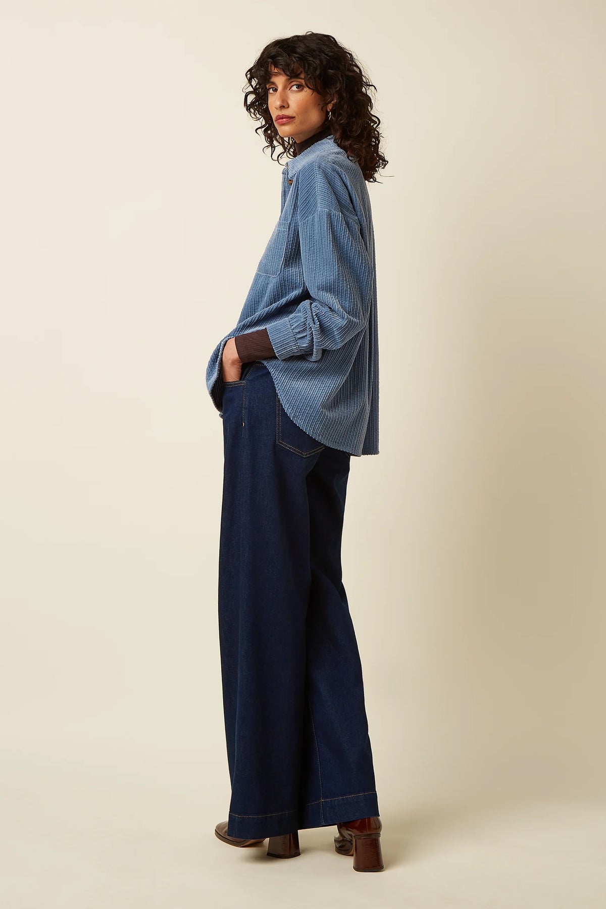 Lavendekleurige Fee Pocket blouse van King Louie met Birch Cord stof, lange mouwen en knoopsluiting, casual en stijlvol.