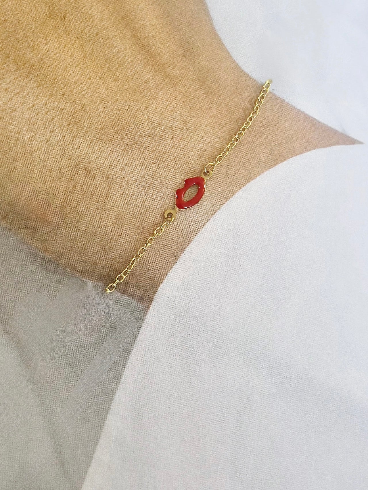 Fijn armbandje red lips goud