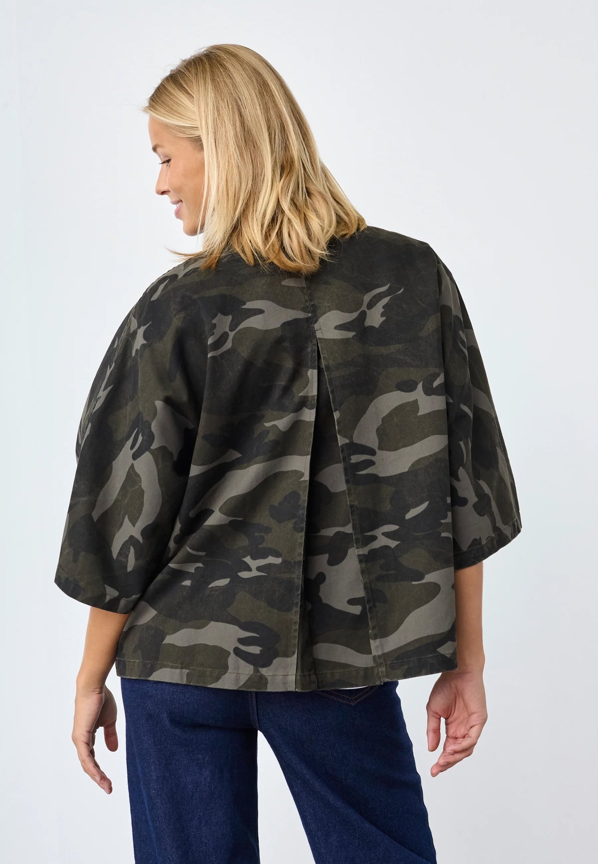 Camouflage jas van Sisterpoint met groene en bruine tinten, korte mouwen en casual stijl, zichtbaar in de afbeelding.