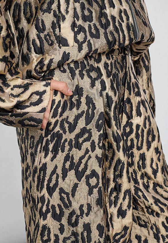 GAKI-PA4 Leo Jacquard van Sisterpoint, close-up van de gedetailleerde jacquardstof en patroon op het kledingstuk