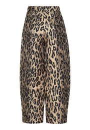 Zwarte GAKI-PA4 Leo Jacquard jas van Sisterpoint, met gedetailleerd jacquard patroon en knoopsluiting, gedragen door een model.