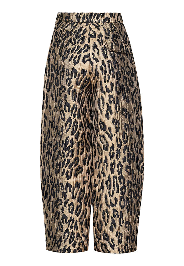 Zwarte GAKI-PA4 Leo Jacquard jas van Sisterpoint, met gedetailleerd jacquard patroon en knoopsluiting, gedragen door een model.
