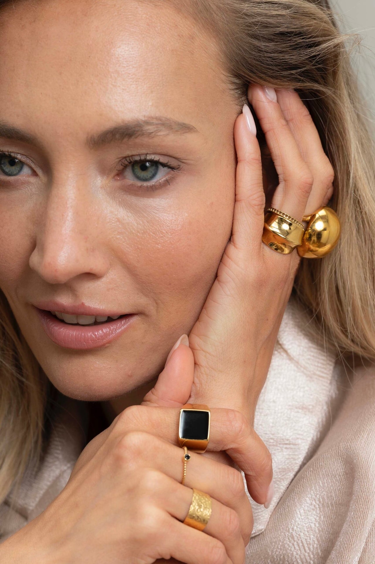 GEDRAAID RINGETJE MET ZWART STEENTJE zwart - LEEF mode en accessoires