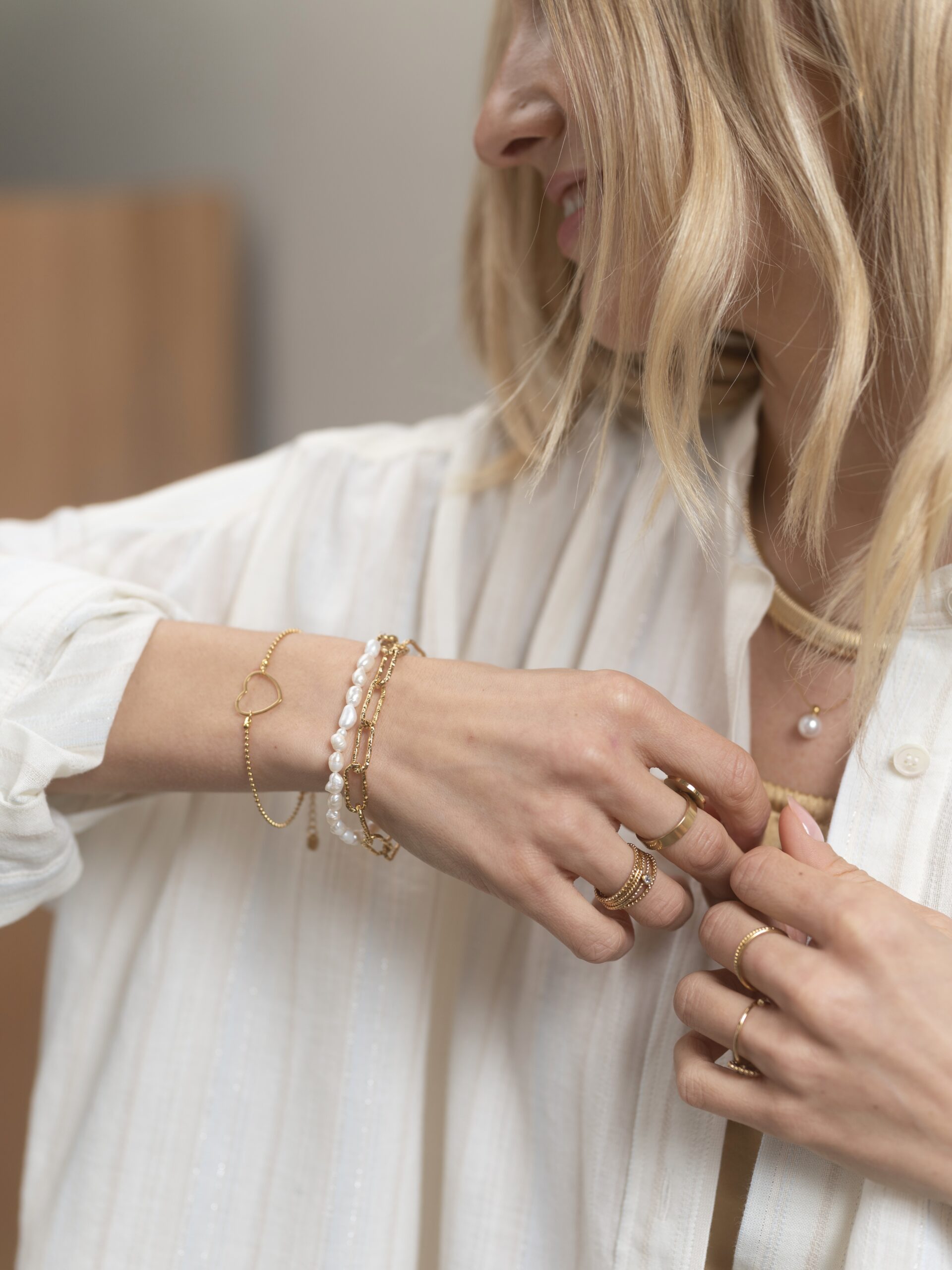 GEDRAAID RINGETJE MET ZWART STEENTJE zwart - LEEF mode en accessoires