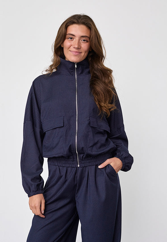Navy geruit shirt van Sisterpoint met knoopsluiting en lange mouwen, gedragen door een model.