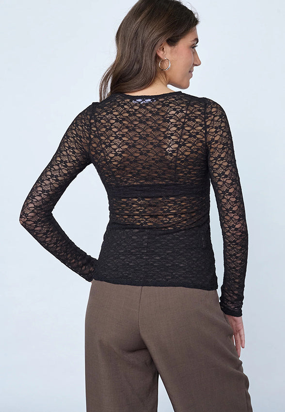 Zwarte GIMAS-LS shirt van Sisterpoint, casual model met lange mouwen en ronde hals, gedragen door een persoon.